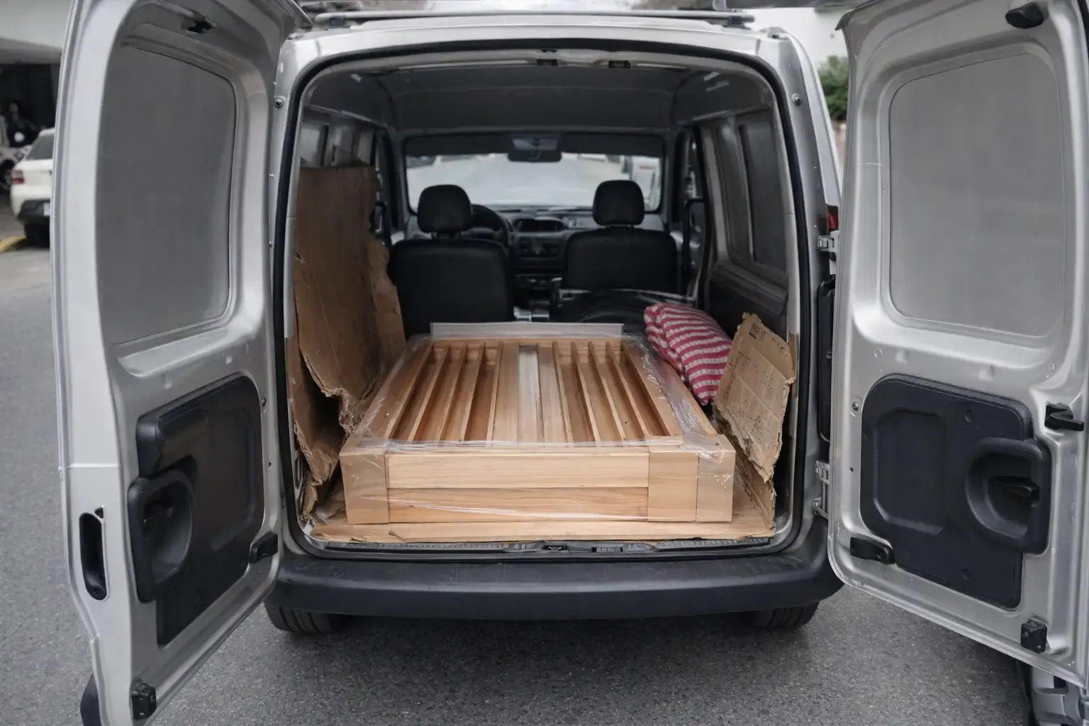Mini flete con muebles desarmados y embalados